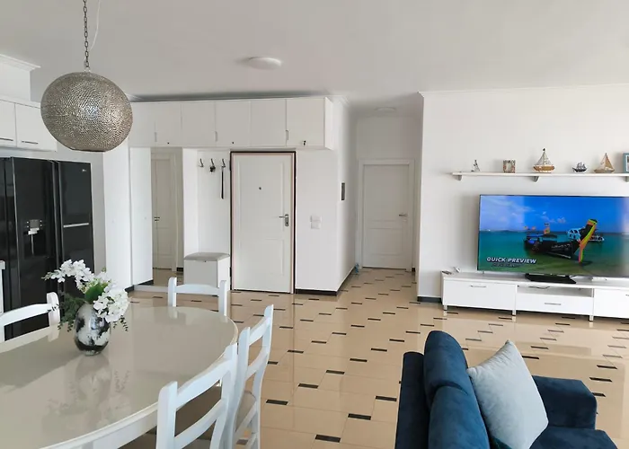 George's Sea View Penthouse 公寓