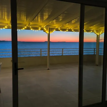 George's Sea View Penthouse דירה